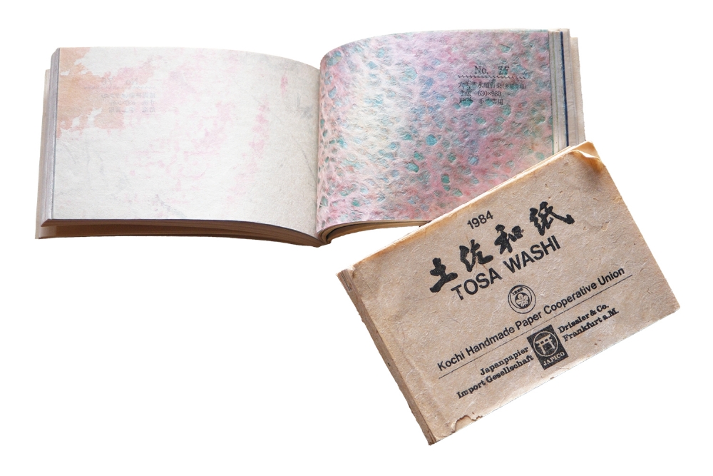 1000年前に生産が始まっていたとされる土佐和紙。見本帳にある和紙の種類は実に多彩
