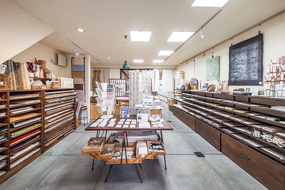 開店当時、高知市街地に土佐和紙を扱う店はほぼなく、「気軽に購入できる」として観光客を喜ばせた