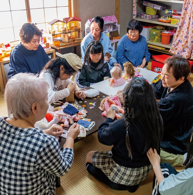 世代を超えてつながるのが「ぱぴぷぺぽ」の日常。子どもたちから学ぶことも多いという