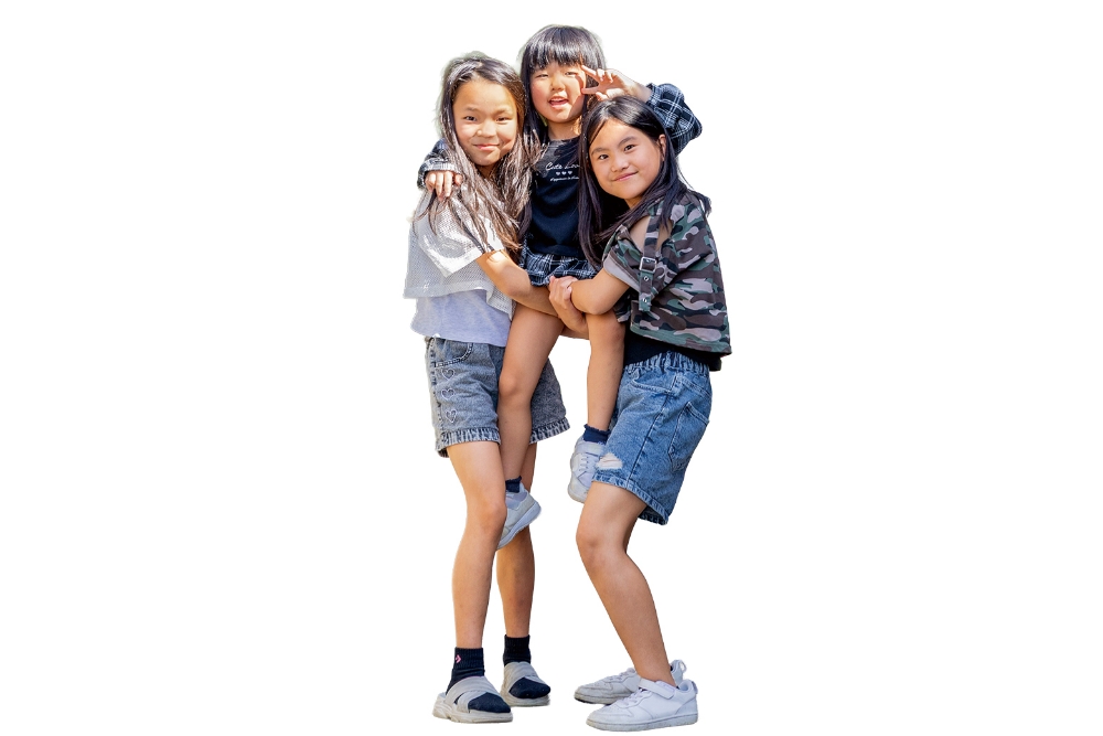 芝生広場で思い思いに遊ぶ子どもたち。学校も学年も違う子どもたちが混ざり合い、遊びの中から自由な発想や新しい工夫が生まれていく