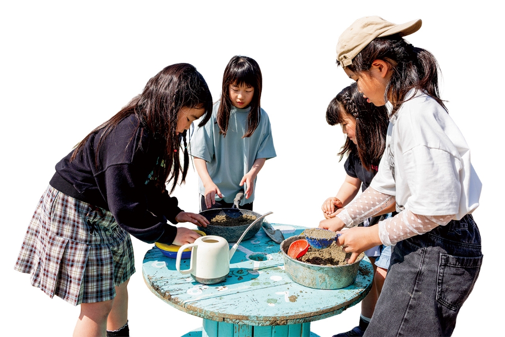 芝生広場で思い思いに遊ぶ子どもたち。学校も学年も違う子どもたちが混ざり合い、遊びの中から自由な発想や新しい工夫が生まれていく
