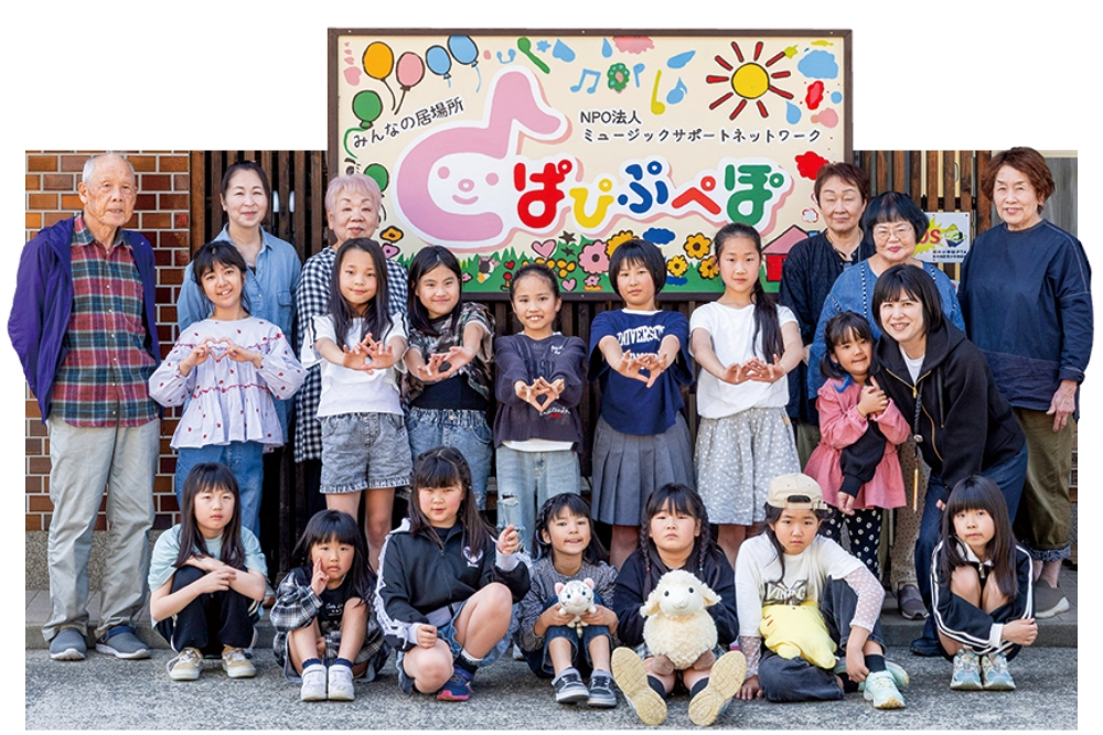 取材の日に集まった子どもたちとボランティアスタッフ。右端が大喜多さん