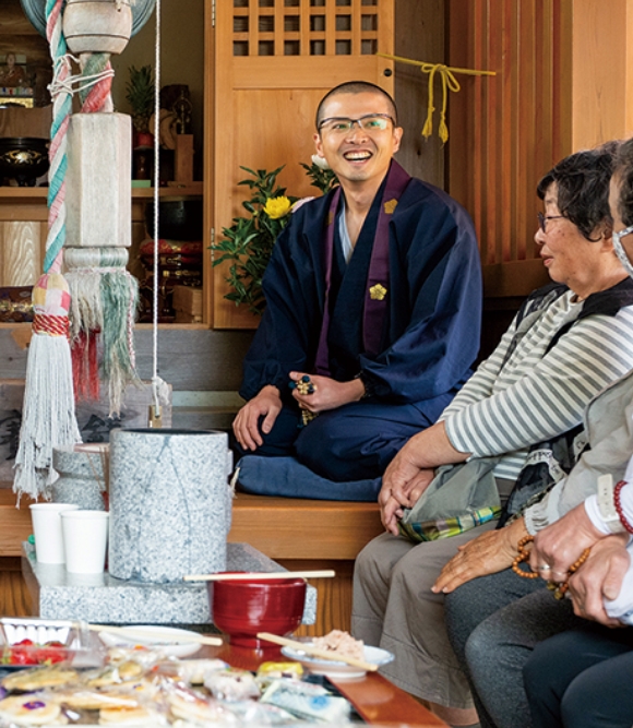 法話でお接待をする僧侶の小笠原廣峰（こうほう）さん