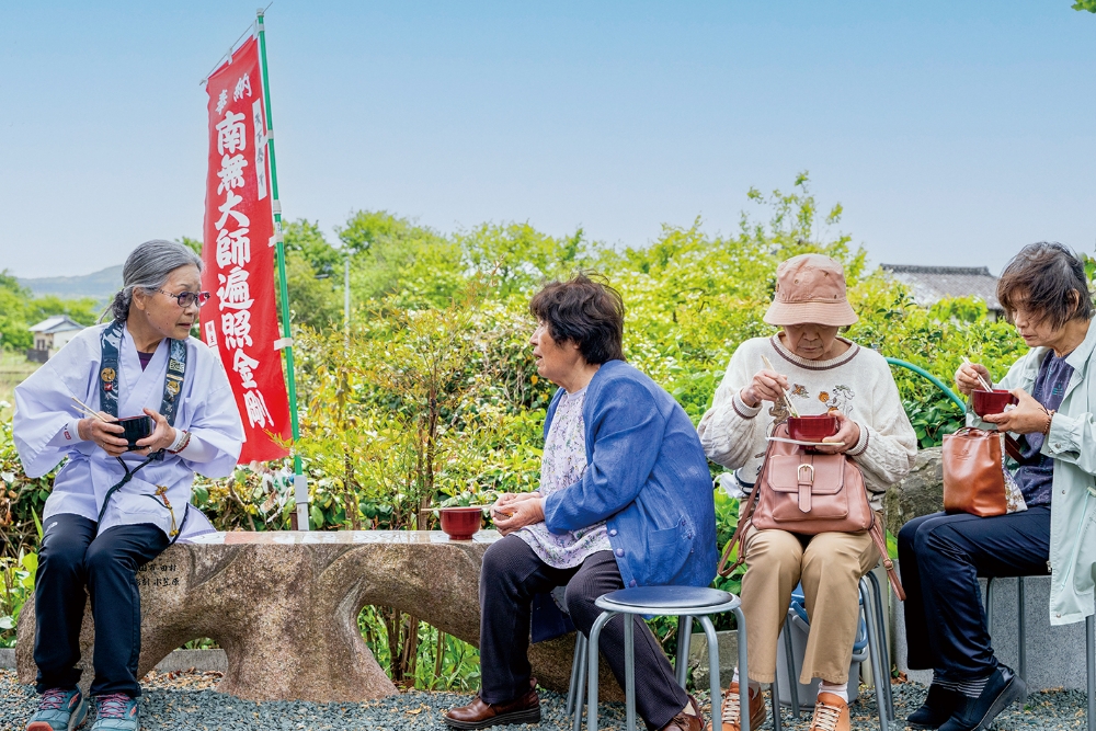住民たちも一緒に料理を囲み、気取らない時間が流れる。辿り着いた時には疲れた表情だったお遍路さんも、やわらかな笑顔を浮かべる