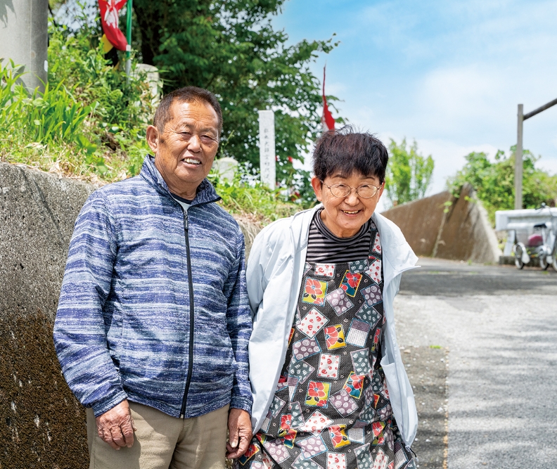 「無理をしないのが長続きの秘訣」と話すのは、活動を引っ張っている依光さん夫妻。力仕事は夫の孝夫さん（左）が支えている