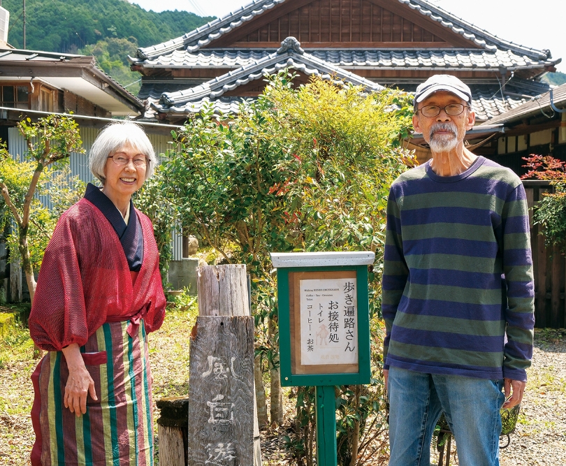 これまでの活動により、高知家おもてなし県民表彰を受賞した石坂さん（右）と妻の享子さん（左）