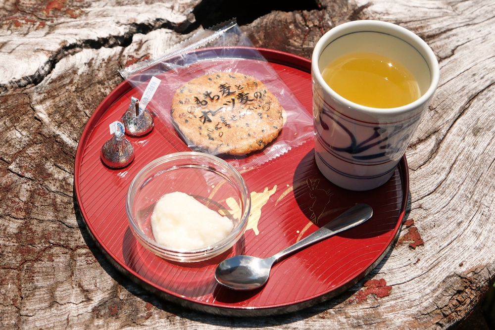 お茶やコーヒー、お菓子などでおもてなし。この日は地元の甘酒を添えて出した