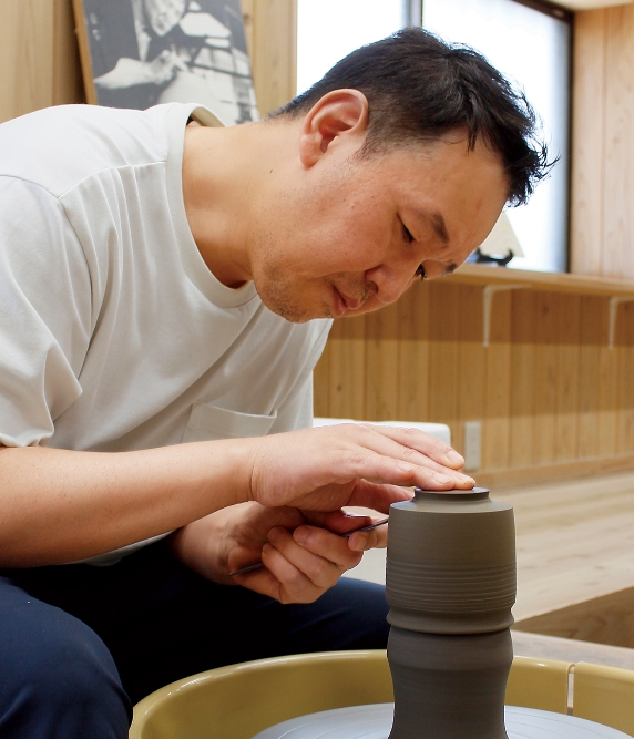 フリーカップの底を削り出している様子