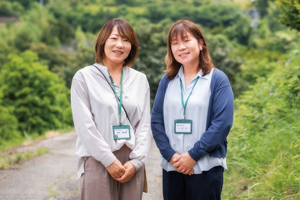 移住コーディネーターの柏木さん(左)と、(一財)さなごうち代表理事の市原さん(右)。「村の魅力を発信し、移住や交流人口の拡大につなげたい」と望んでいる
