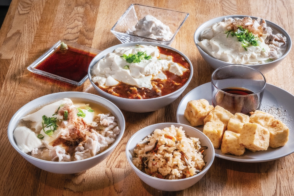 日曜とうふ食堂ではゆしどうふを肉すいや天津麻婆などにアレンジ。「こいまろ。」のあげだし、濃厚とろゆば刺身も人気