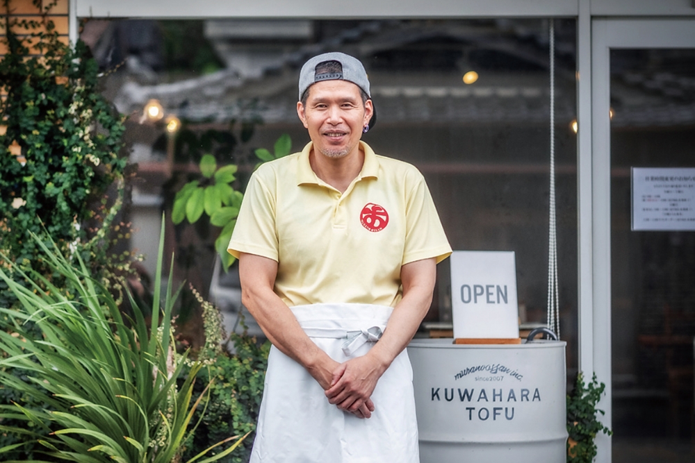 「村のおっさん」こと桑原さん。デザート感覚で味わえる豆腐など、村で新たな豆腐文化を生み出している