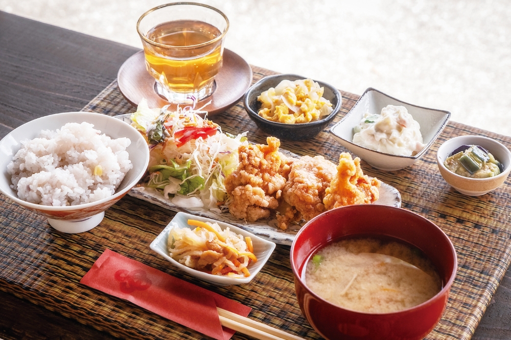 さなごうち揚げを主菜にしたランチ。大ぶりな唐揚げも、爽やかな酸味でペロリと食べられる