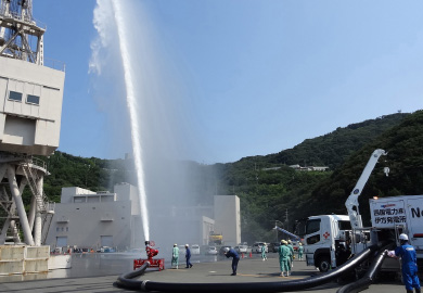大型ポンプ車の操作訓練の写真